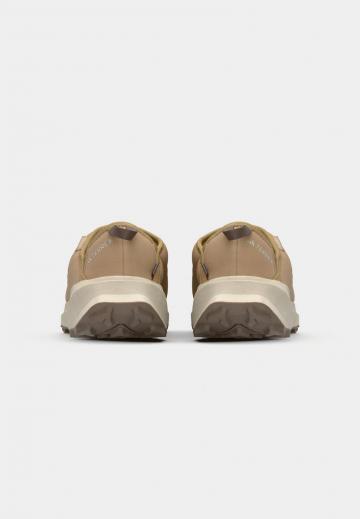 Походные кроссовки