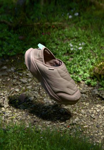 Походные кроссовки