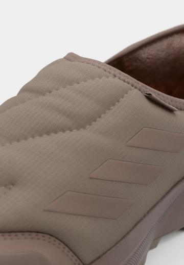 Походные кроссовки