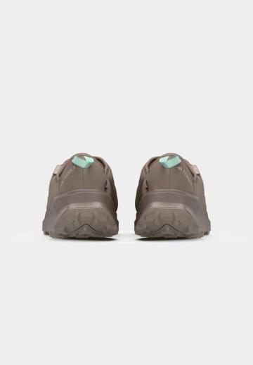 Походные кроссовки