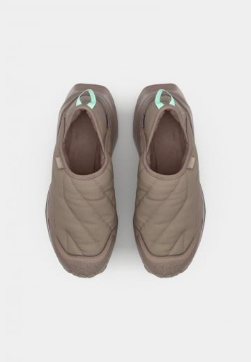 Походные кроссовки