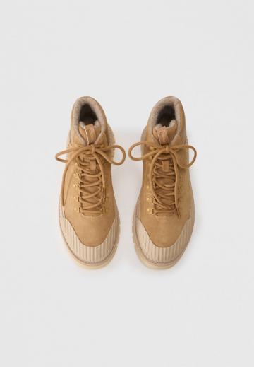 Ботинки на шнуровке