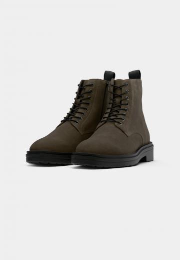 Ботинки на шнуровке