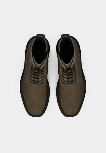 Ботинки на шнуровке