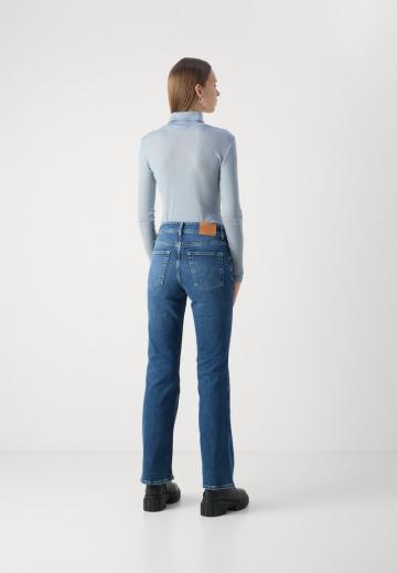 Клешеные брюки