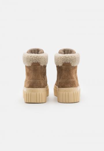 Ботинки на шнуровке