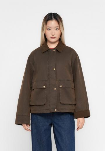 Куртка с накладнымит карманами