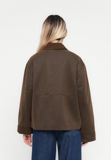 Куртка с накладнымит карманами