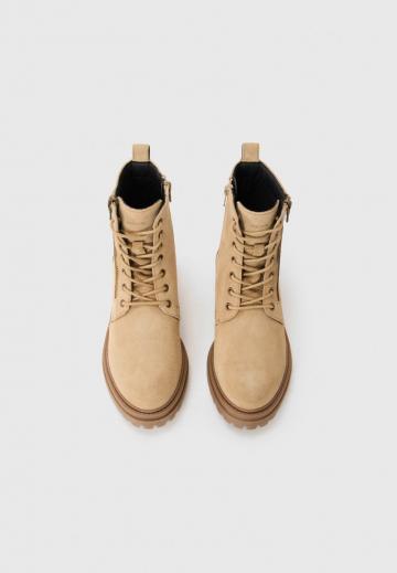 Ботинки на шнуровке
