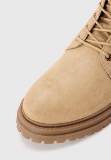 Ботинки на шнуровке