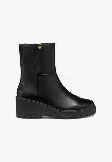 Сапожки на танкетке