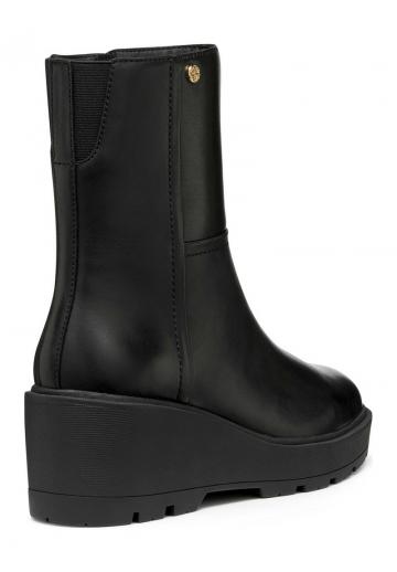 Сапожки на танкетке