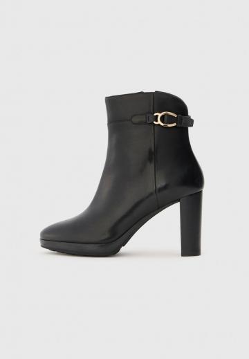 Высокие сапоги