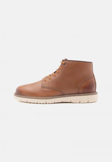 Ботинки на шнуровке