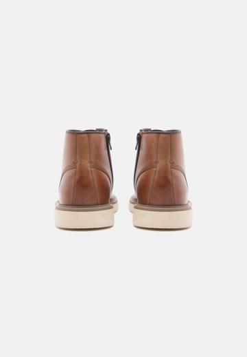 Ботинки на шнуровке