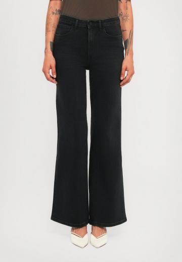 Клешеные джинсы