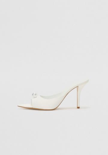 Босоножки на каблуке