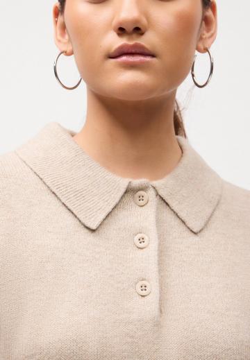 Пуловер с воротником поло