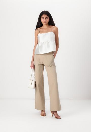 Топ на бретельках