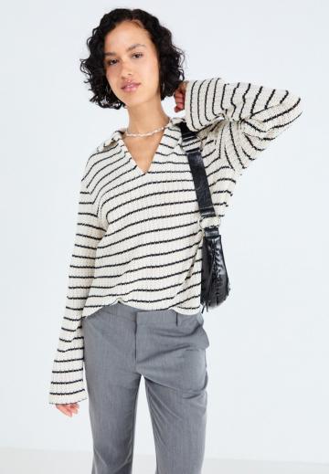 Пуловер в полоску