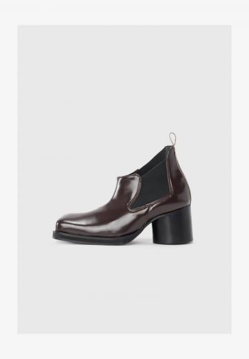 Высокие сапоги