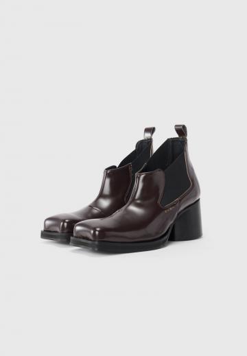 Высокие сапоги