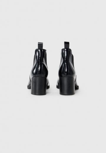 Высокие сапоги