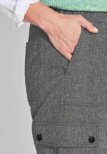 Брюки с накладными карманами