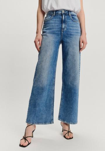 Клешеные джинсы