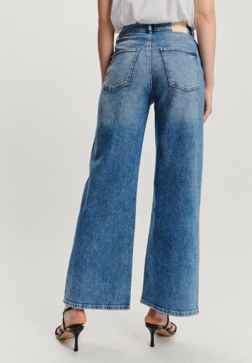 Клешеные джинсы