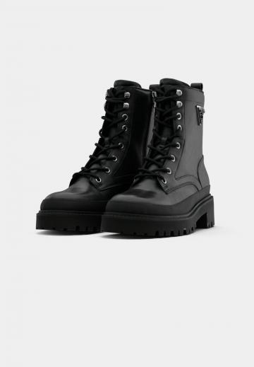Ботинки на шнуровке