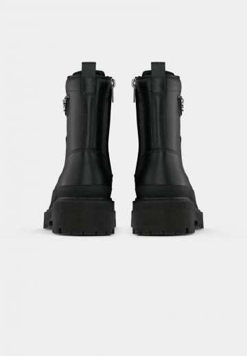 Ботинки на шнуровке