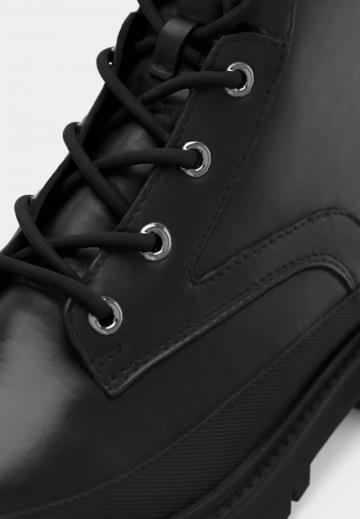 Ботинки на шнуровке