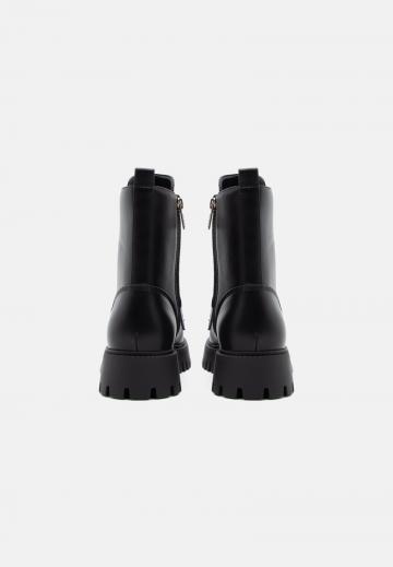 Ботинки на шнуровке