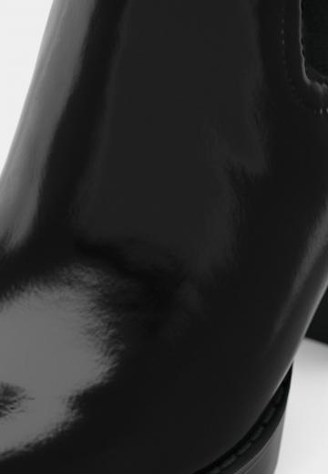 Полусапожки на высоком каблуке