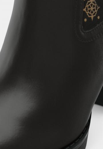 Полусапожки на высоком каблуке