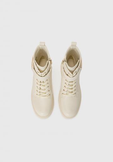 Ботинки на шнуровке