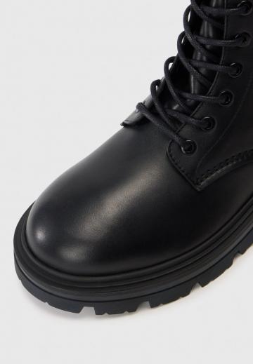 Ботинки на шнуровке