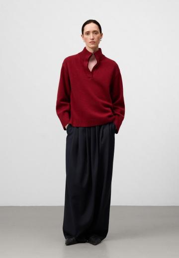 Пуловер с вырезом V