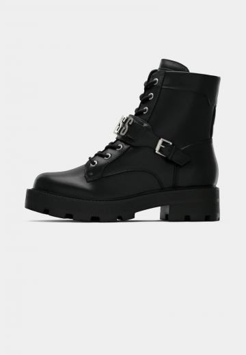 Ботинки на шнуровке