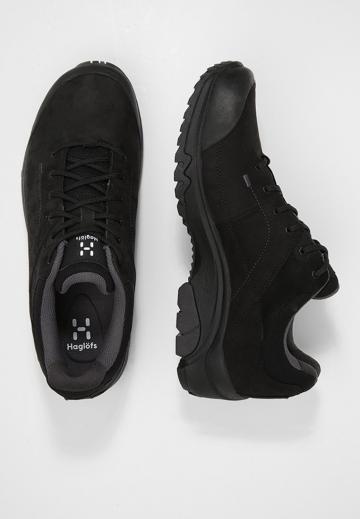 Походные кроссовки