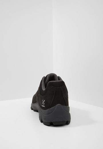 Походные кроссовки