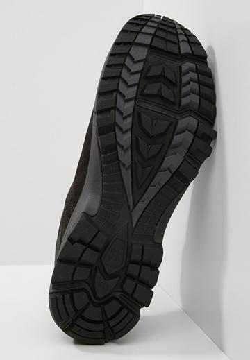 Походные кроссовки