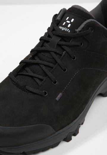 Походные кроссовки