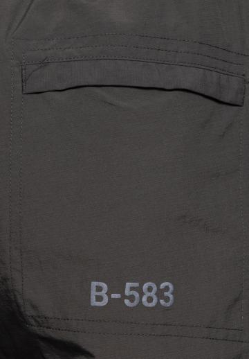 Брюки с накладными карманами