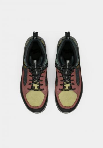 Походные кроссовки