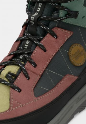 Походные кроссовки