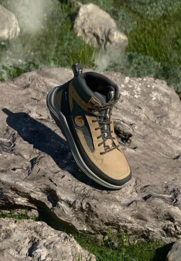 Походные кроссовки