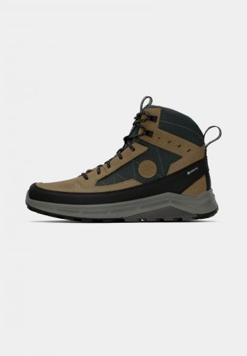 Походные кроссовки