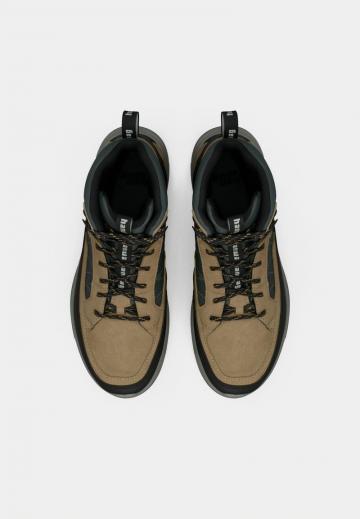 Походные кроссовки